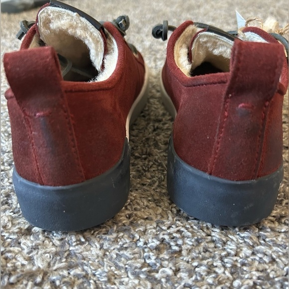 Blackstone NWTReal Lamb Fur Lined Wine colored leather sneaker size 36/5.5 - Picture 9 of 9